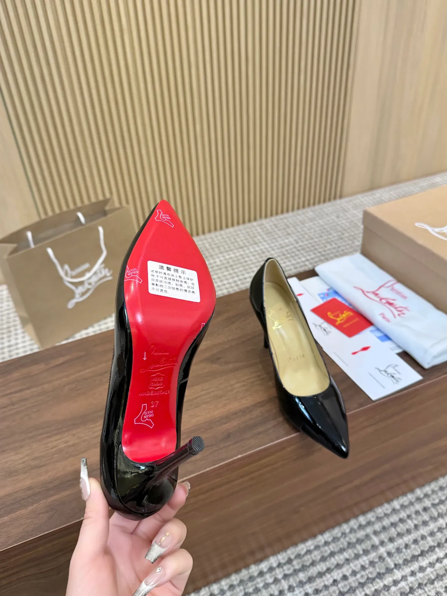 👟👟Ex-factory price 440👟👟 Genuine leather sole +40 Year-round shipment💝Christian Louboutin CL👠 Classic "💎Cow Patent Leather💎 Series" noble and luxurious, real blingbling👟👟 Real materials, all customized by the pattern maker, and the materials are made of original customized materials to achieve the taste of the original 6 color options💍 Upper: Imported 👉cow patent leather💪 Lining: Sheepskin foot pad/lining Size: 34-40.41.42 Heel height: 10.5cm and 8.5cm two options Leather sole Rubber sole